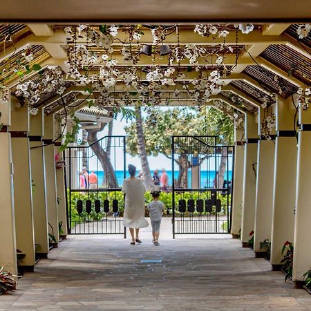 Aston Waikiki Beach Tower Гонолулу Екстер'єр фото The entrance to the Moana Surfrider