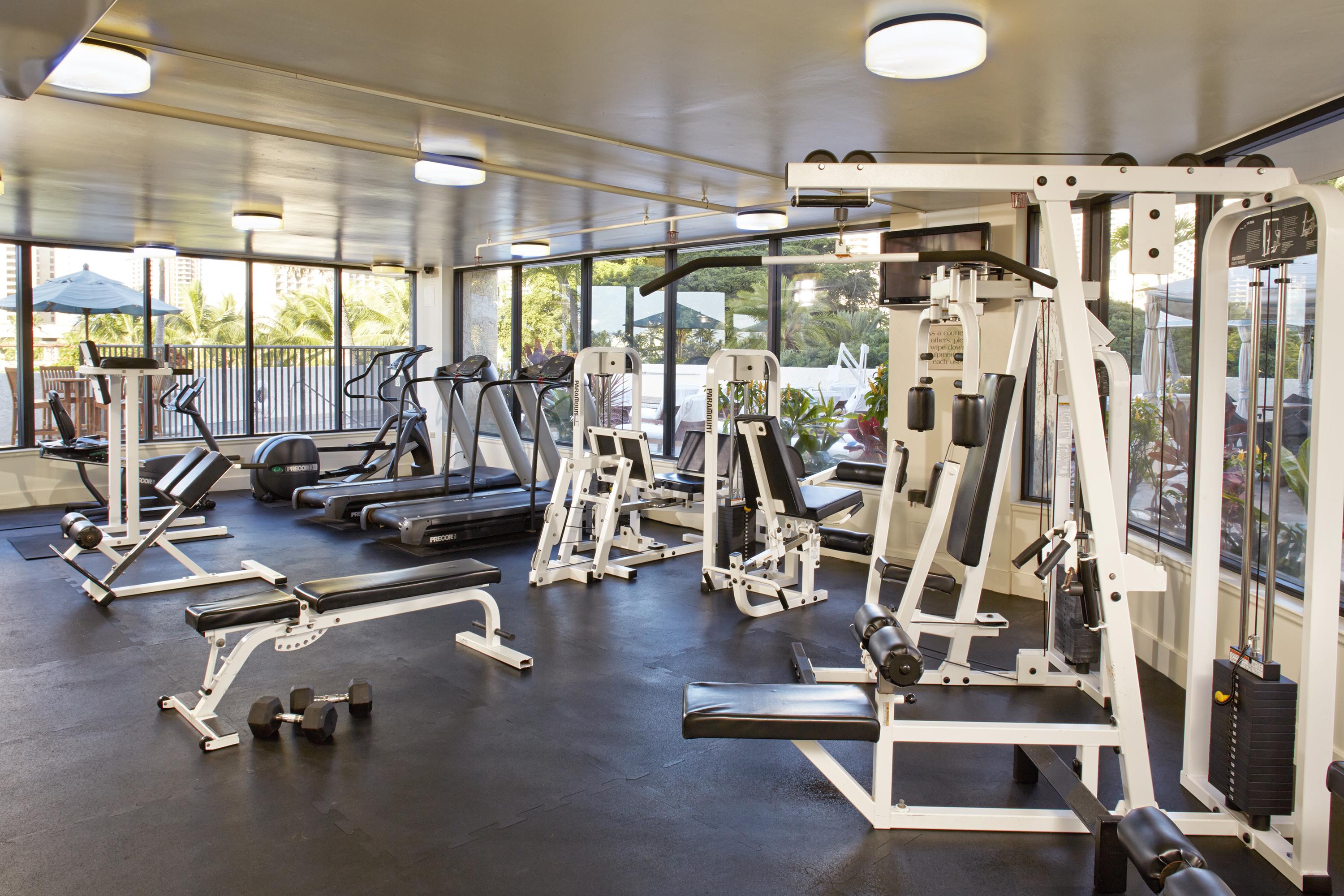 Aston Waikiki Beach Tower Гонолулу Екстер'єр фото A typical gym