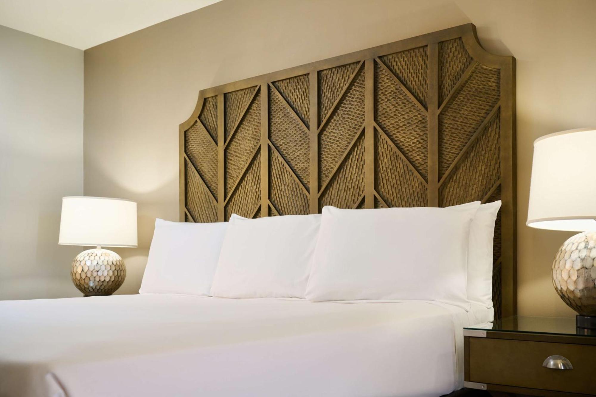 Aston Waikiki Beach Tower Гонолулу Екстер'єр фото A bed with a headboard
