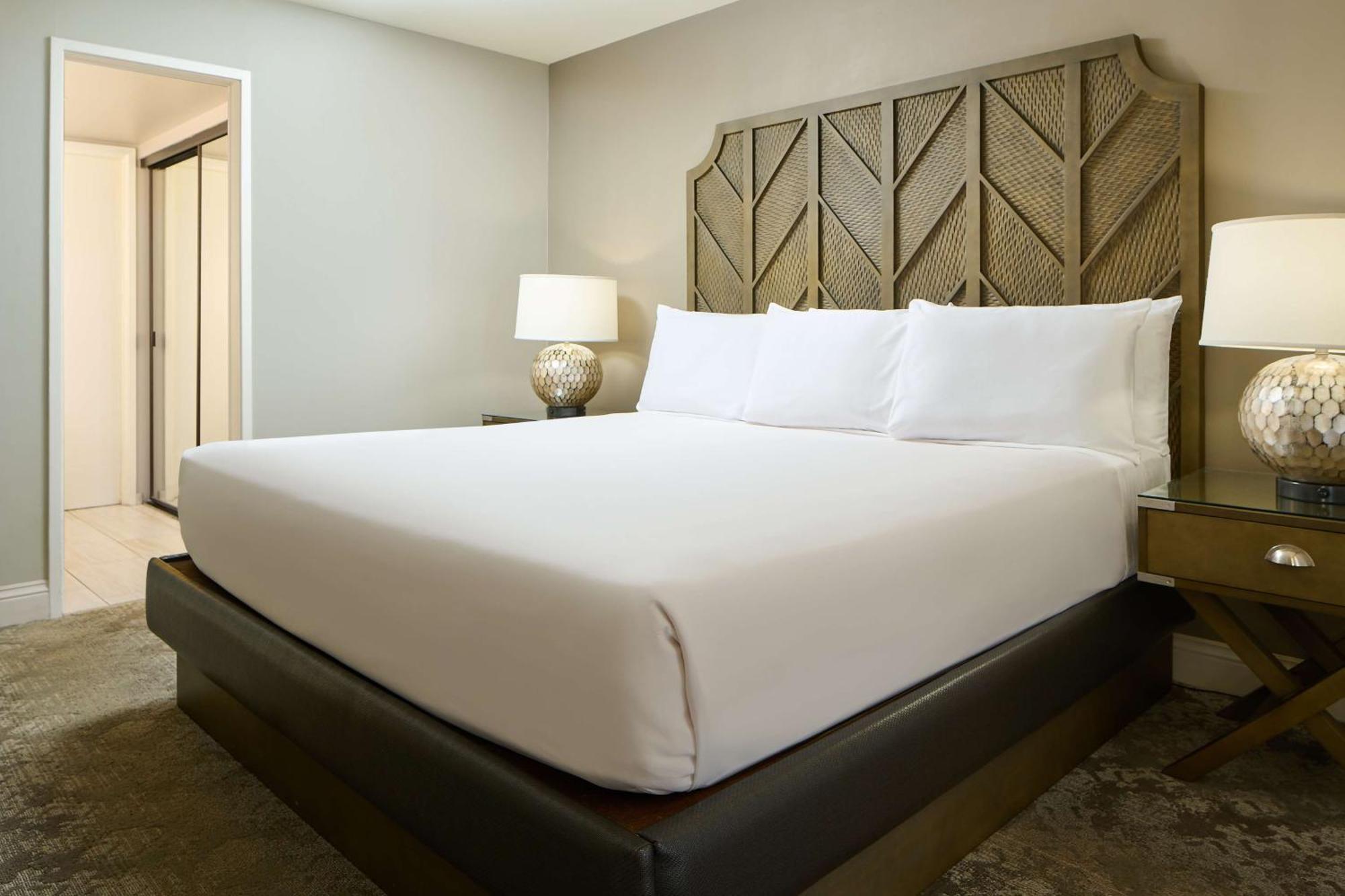 Aston Waikiki Beach Tower Гонолулу Екстер'єр фото A king bed