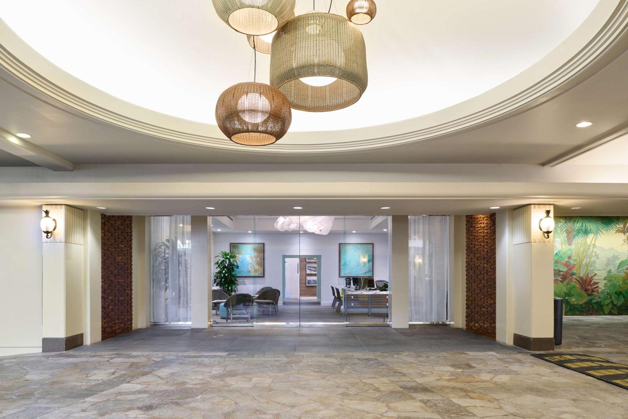 Aston Waikiki Beach Tower Гонолулу Екстер'єр фото The lobby of the hotel