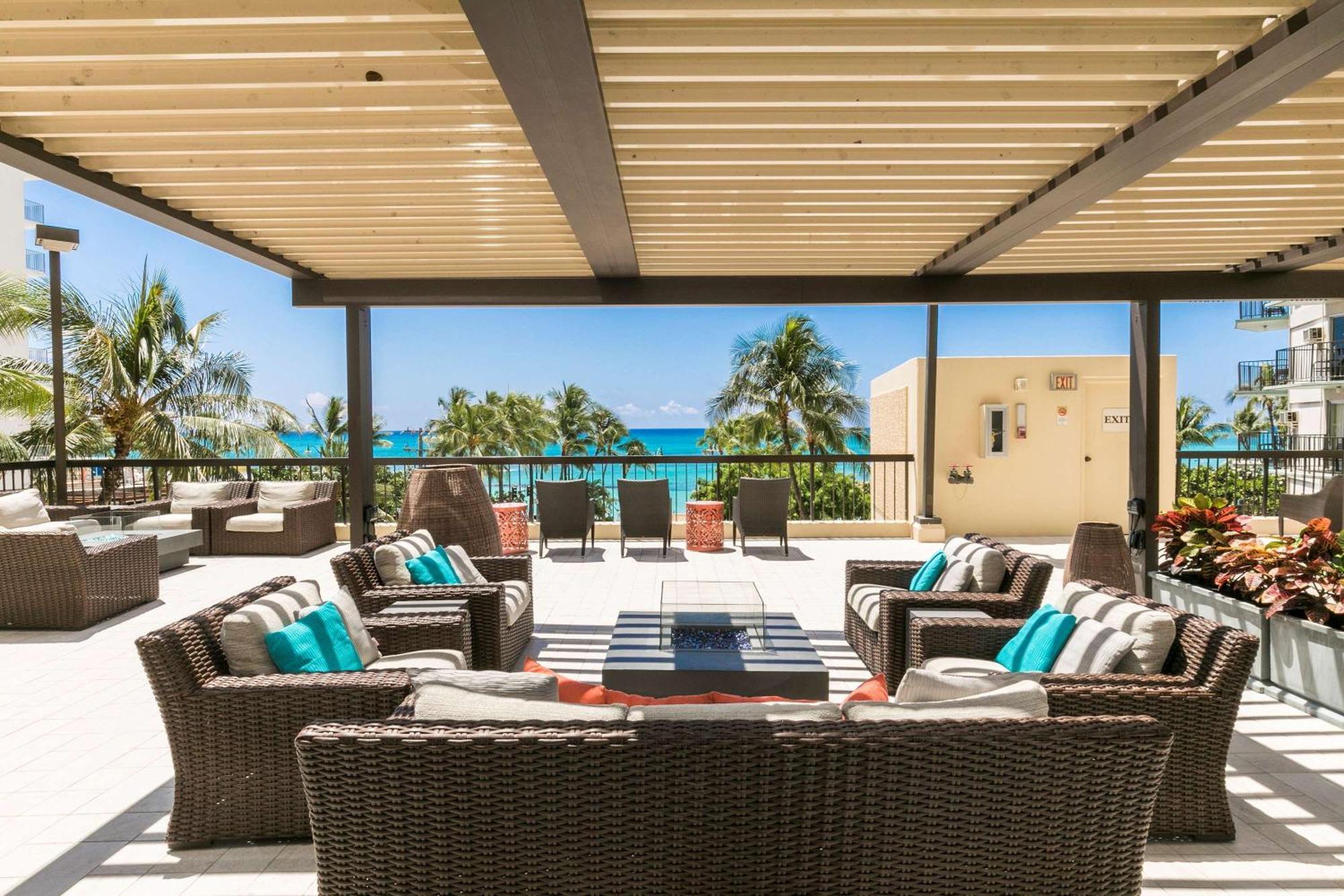 Aston Waikiki Beach Tower Гонолулу Екстер'єр фото Rooftop lounge at the Four Seasons Resort