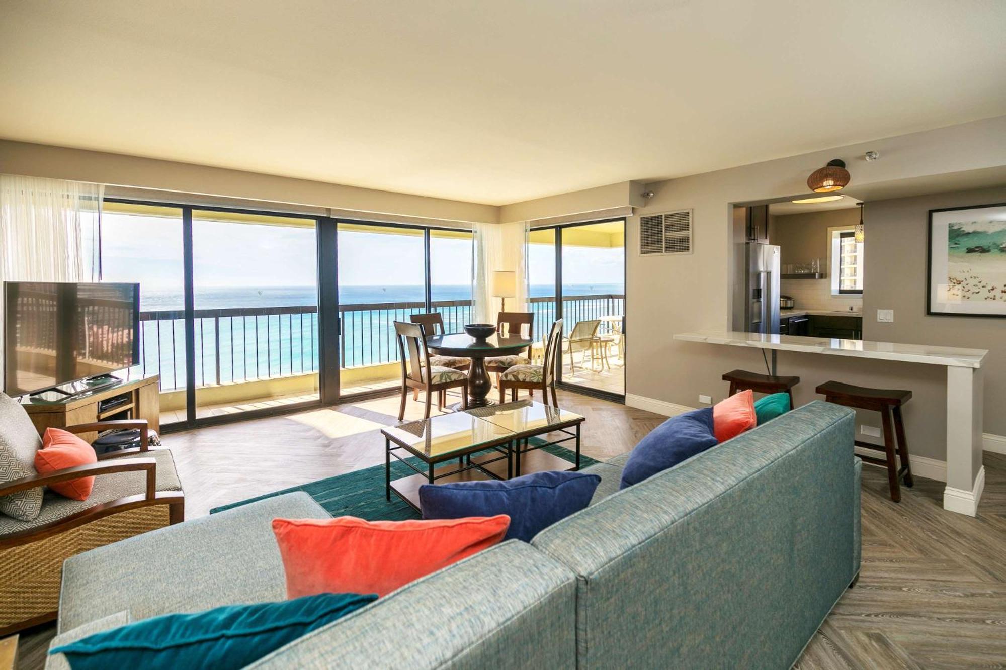 Aston Waikiki Beach Tower Гонолулу Екстер'єр фото A living room at the Hilton San Diego Bayfront