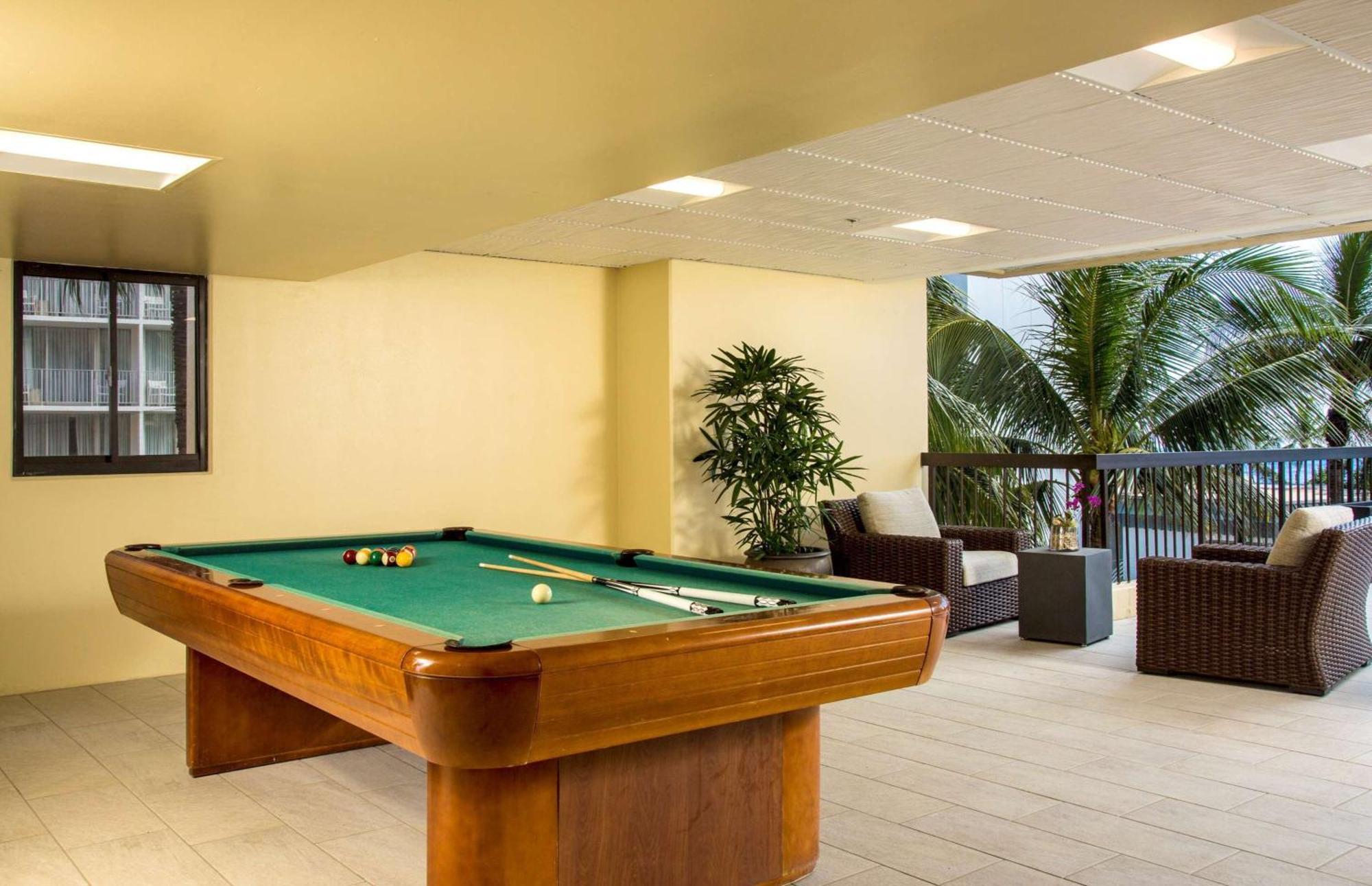 Aston Waikiki Beach Tower Гонолулу Екстер'єр фото A pool table