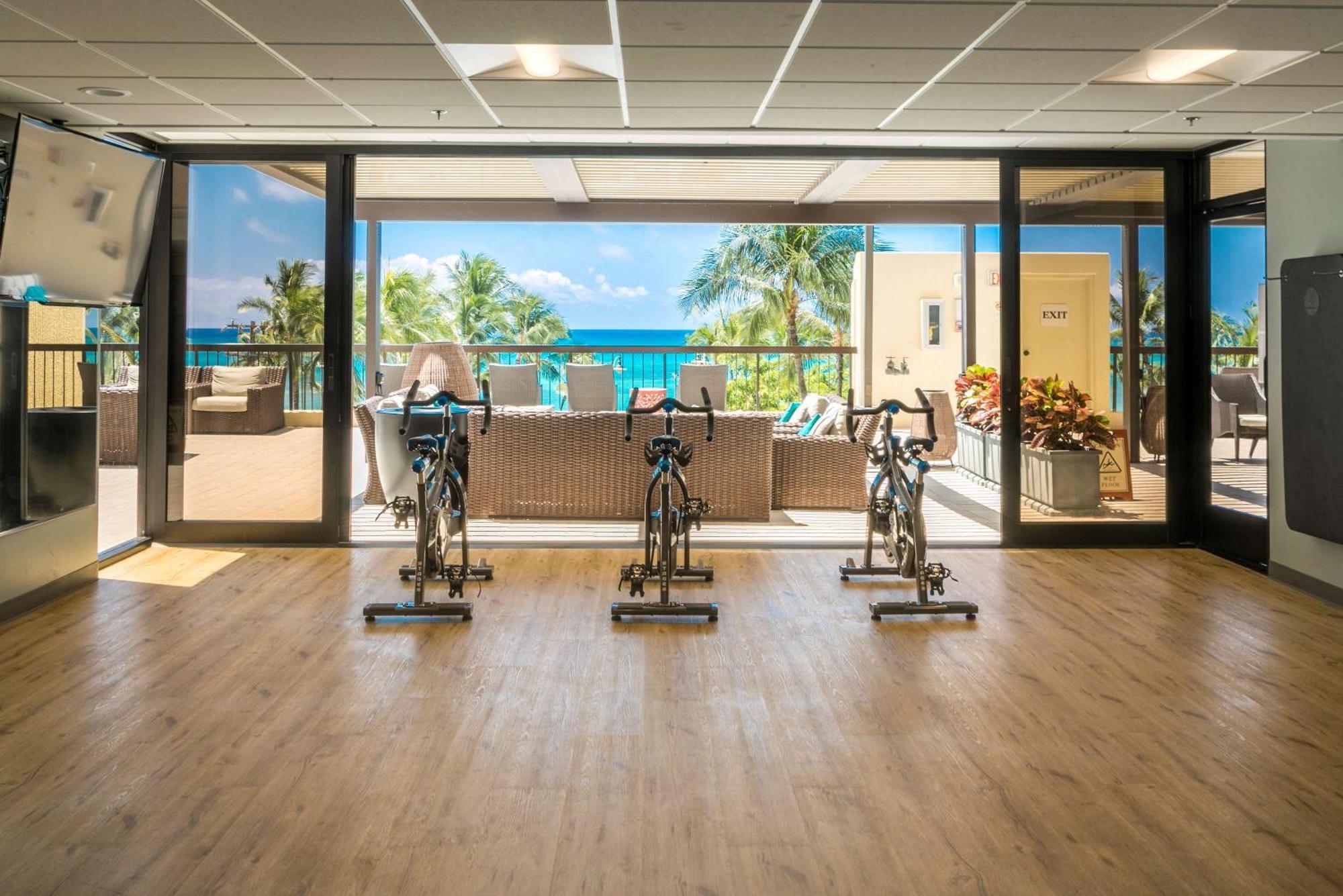 Aston Waikiki Beach Tower Гонолулу Екстер'єр фото The gym at the Hilton Maldives