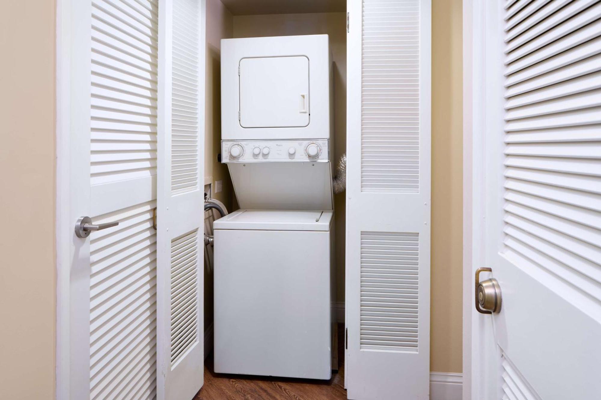 Aston Waikiki Beach Tower Гонолулу Екстер'єр фото A stackable washer and dryer