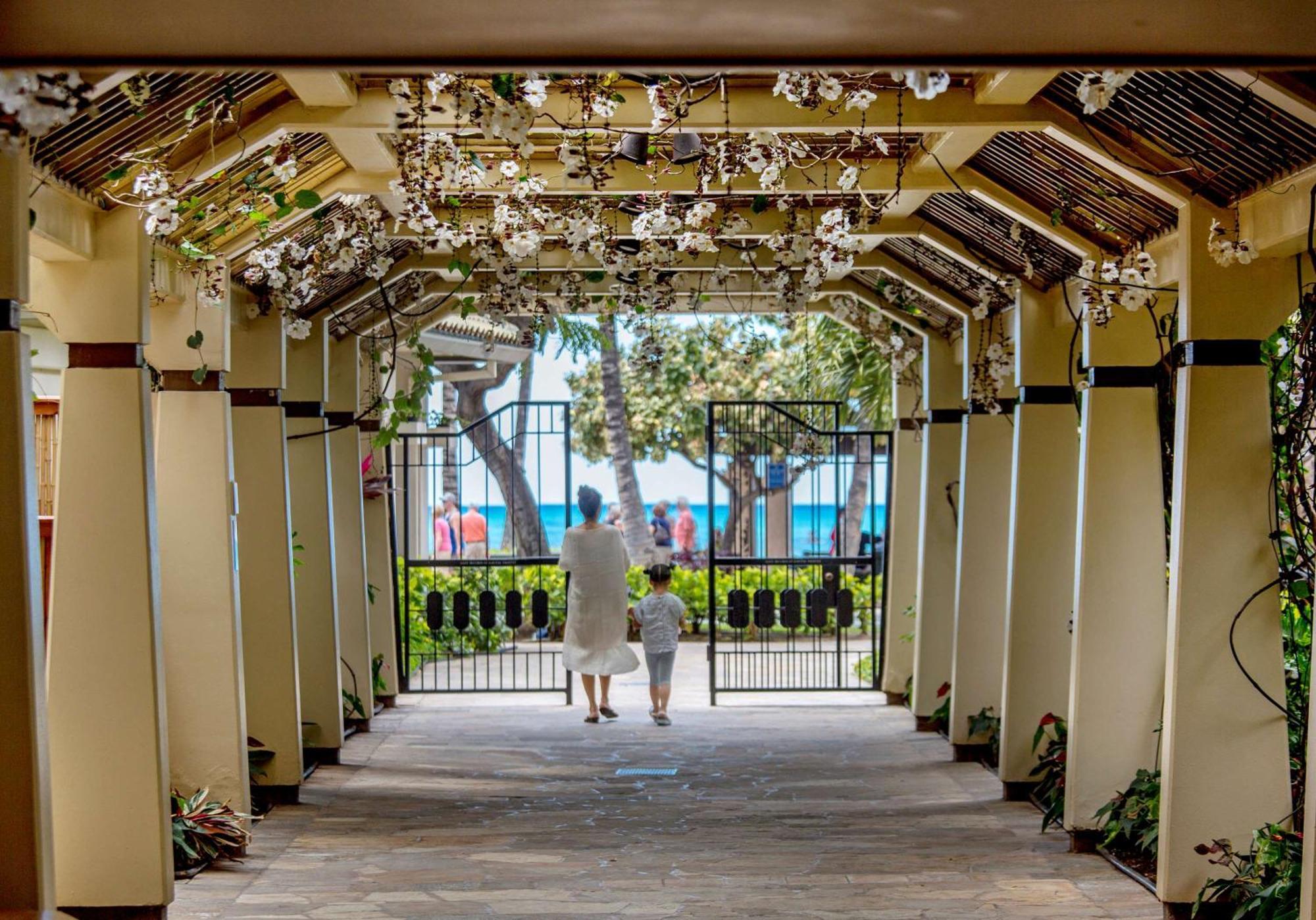 Aston Waikiki Beach Tower Гонолулу Екстер'єр фото The entrance to the Moana Surfrider