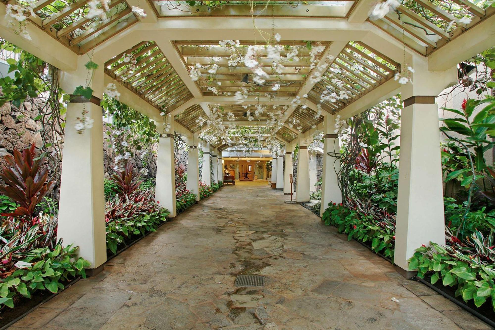 Aston Waikiki Beach Tower Гонолулу Екстер'єр фото The interior of the hotel