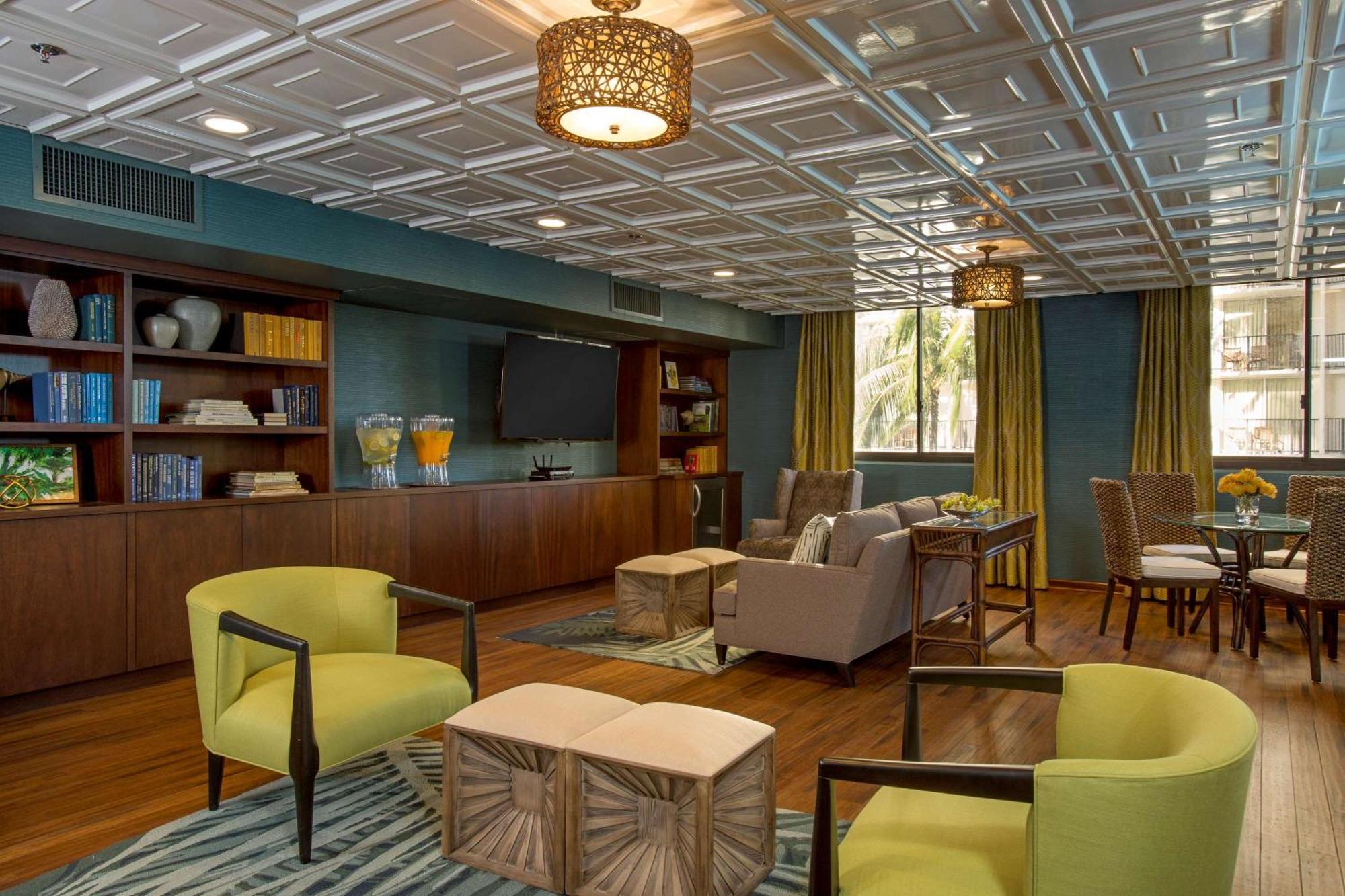 Aston Waikiki Beach Tower Гонолулу Екстер'єр фото The 2012 renovation of the 10th floor lounge