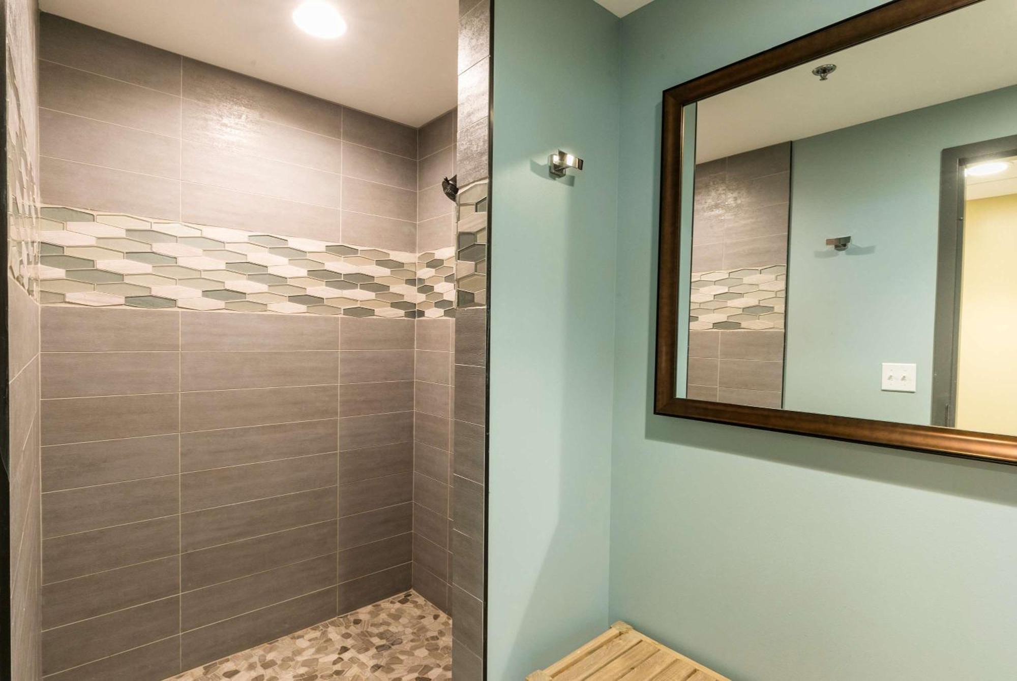 Aston Waikiki Beach Tower Гонолулу Екстер'єр фото A walk-in shower