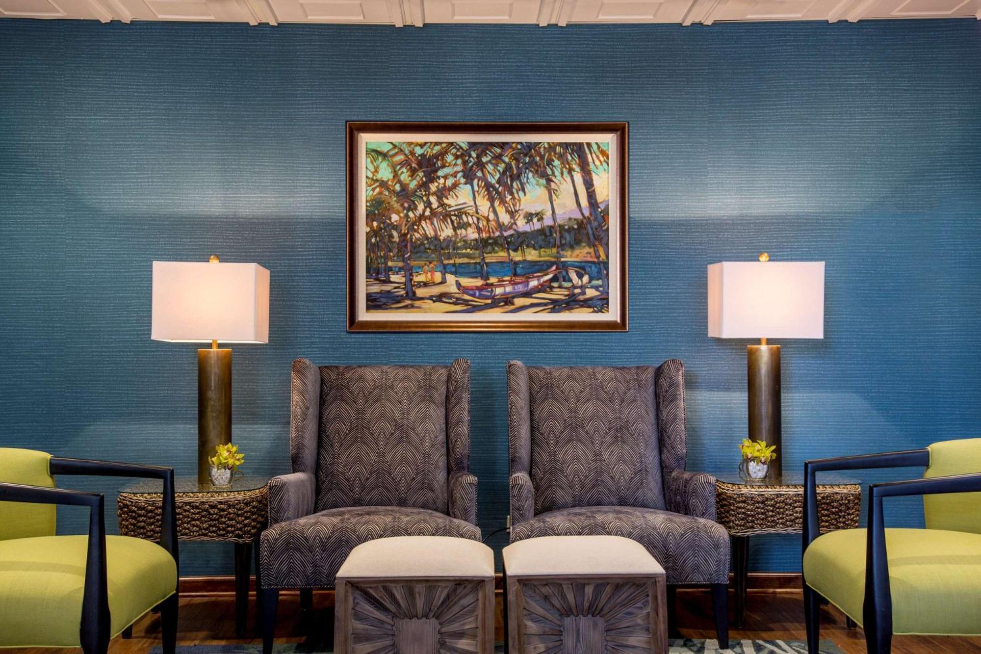 Aston Waikiki Beach Tower Гонолулу Екстер'єр фото The interior of the lobby at the Inn at Palmetto Cove